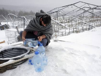 I migranti nella neve a Lipa, Bosnia