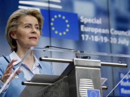 Il caos vaccini spacca l'Ue: Timmermans attacca von der Leyen