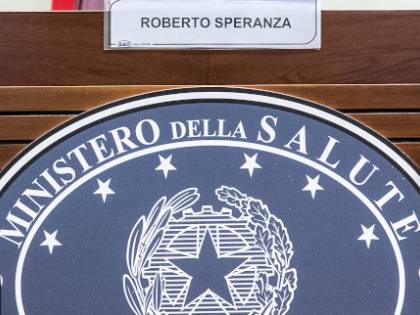 Il blitz della finanza al ministero: "Speranza nasconde dei verbali?"