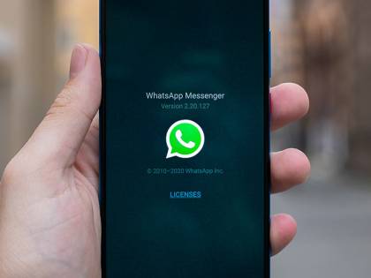 WhatsApp cede (quasi): posticipate le nuove regole