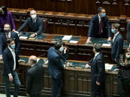 “Ci farà tornare”, “Matteo no...” La guerra segreta Renzi-Conte