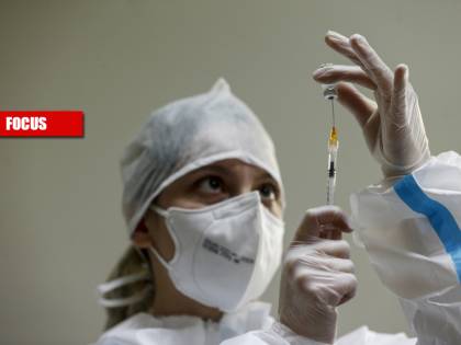 "Vaccinate anche chi ha avuto il Covid". Così crollano le teorie di Galli
