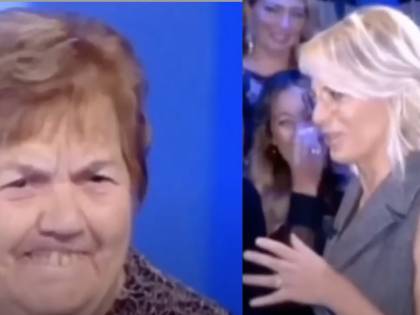 Perde la dentiera a C’è Posta per te. Ma quella parte non va in onda