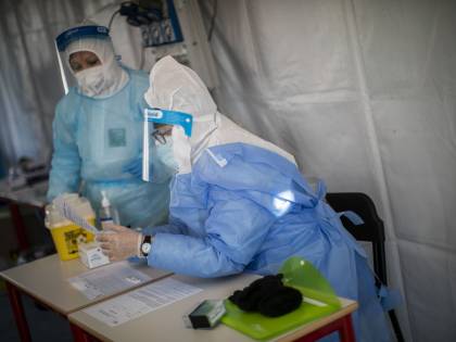 La lettera della Moratti: "I vaccini in base al Pil" Il conta-malati va in tilt