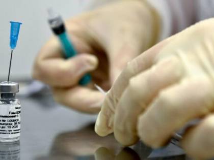 "Non vaccinatevi. Diventate gay". Le parole choc del rabbino