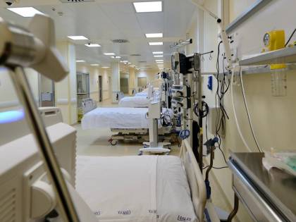 L'ospedale Covid diventa il set per la fiction. La polemica: "Ma qui si muore davvero"