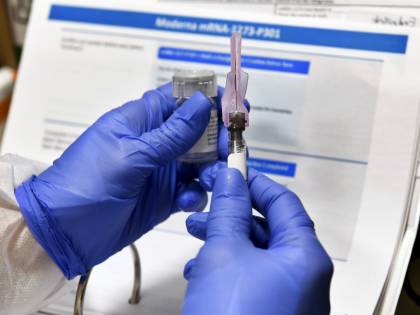 La rivolta dopo lo stop di Pfizer. "Ora ci facciano usare Sputnik"
