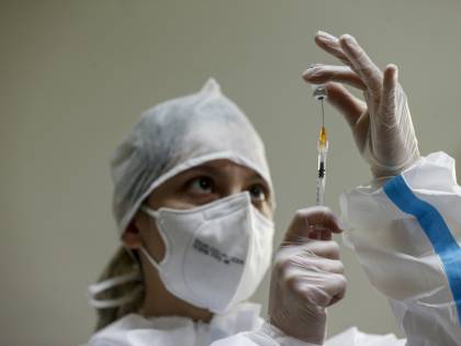 In tre mesi l'Italia rischia 16,5 milioni di dosi. Il piano B parla russo: Sputnik è un'opzione