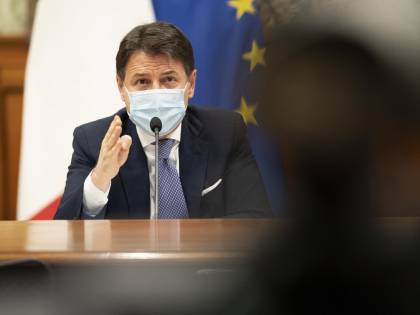 Mollato da tutti, il Conte bis finisce qui. Ora rischia di sparire anche se si dimette