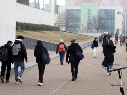 Gli studenti tornano a scuola. Nel caos