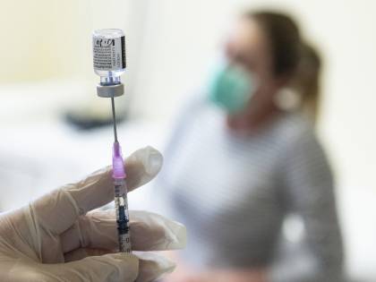 La spinta di Berlino. "Altre dosi Pfizer". Briciole per l'Italia: solo 700mila fiale