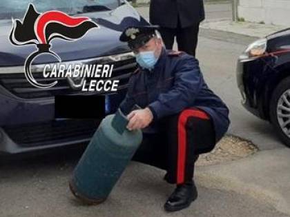 Lecce, marito violento lancia bombola del gas sull'auto della moglie