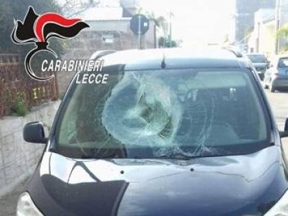 "Non te ne vai via da me" E lancia bombola del gas contro la moglie e i figli