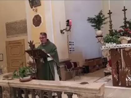 "Il vaccino? Porcheria fatta con aborti" L'omelia choc del prete no vax