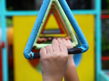 Ha abusato di 41 bimbi. Ma il pedofilo-bagnino insegnava alle elementari