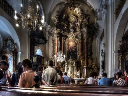 La "dispensa" dei vescovi che fa guerra al virus: uno sguardo per scambiarsi il segno della pace