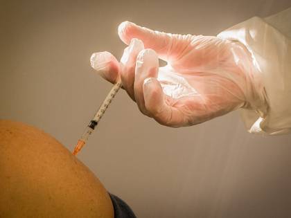 Vaccini, nuovo piano. "Quote alle Regioni in base agli over 80". Moratti: sì a Sputnik