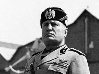 Sul quotidiano spunta il necrologio per Mussolini: "Sempre in noi presente"