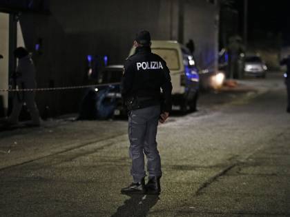 Rapinatore ferisce commessa: terrore nel centro di Milano