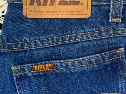 Jeans, giubbetti e felpe a soli due euro: svendita dei capi invenduti della Rifle