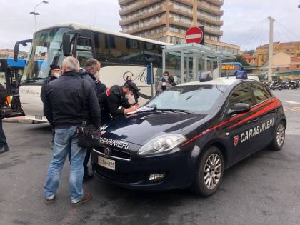 "Scendi, non hai il biglietto" Poi i pugni dello straniero ubriaco al controllore