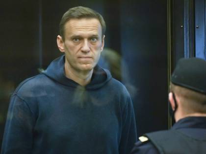 Navalny è allo stremo: "Do ascolto ai medici, interrompo lo sciopero"