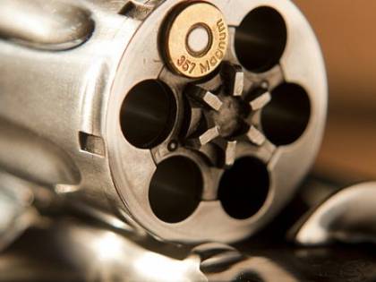 Agente segreto muore mentre, ubriaco, gioca alla roulette russa