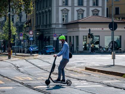 In monopattino senza casco: prime multe a Firenze
