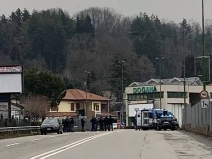 "Ho una bomba in auto". Scatta il panico alla frontiera per il suv a tutta velocità
