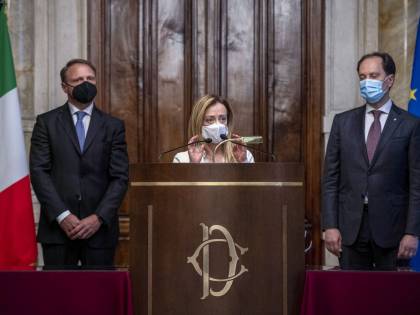"Io sono della Lazio", "Io so' de la Roma": siparietto calcistico tra FdI e Mario Draghi