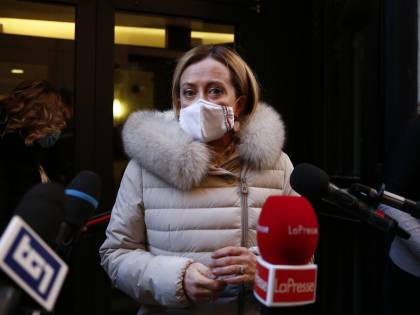 "Figlia prodotta col compagno": l'ira di FdI per l'attacco a Meloni