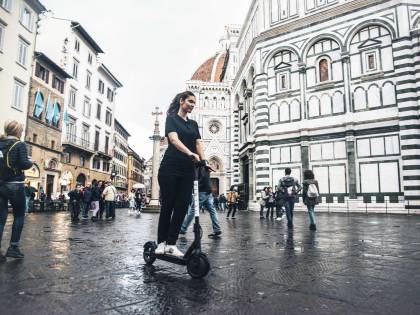 Doccia fredda per Nardella: il Tar boccia la sua ordinanza sull'obbligo di casco per chi usa il monopattino