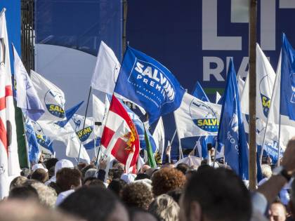 "Draghi è uno scherzo", "Via dal gruppo". Scontro tra Lega e Afd. Ma il Carroccio: "Nessun allontanamento"