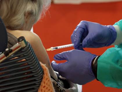 Vaccini, piano in sei tappe: subito ai prof e ai più fragili