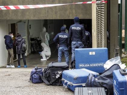 "Chi sei? Cosa vuoi da me?" Ilenia, sgozzata da un sicario davanti all'amica della figlia