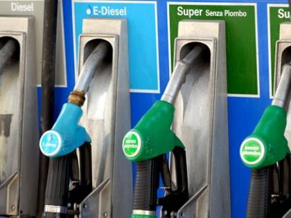 "Rialzi dei listini alla pompa". Stangata per il caro benzina