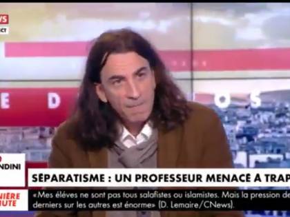 Prof li denuncia. E gli islamici lo fanno dimettere: "Finirai ucciso pure tu"