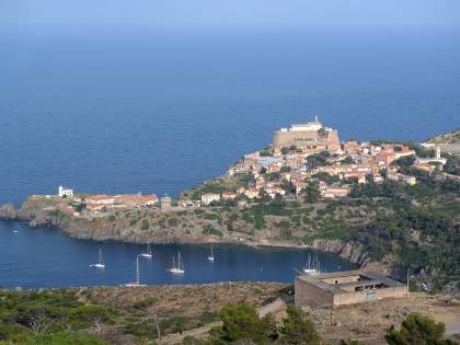 Capraia, è caccia al ladro in mezzo a 400 abitanti