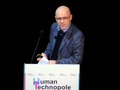 "Cittadini mangiate meno carne". L'ira degli allevatori verso il superministro