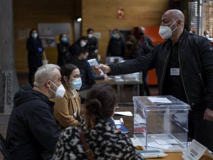 Catalogna, maggioranza agli indipendentisti. Ma il socialista Illa è il candidato più votato