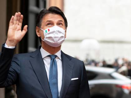 Gli alleati litigano persino sull'euro. E l'asse Pd-5s-Leu "resuscita" Conte