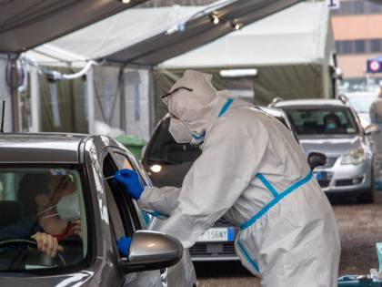 Non vuol fare quarantena: si scambia con la figlia per aver tampone negativo