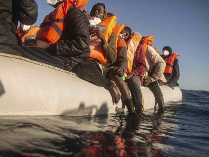 Open Arms torna a Porto Empedocle con 165 migranti a bordo