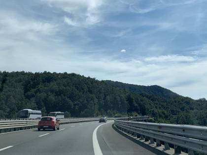 L’auto rubata li lascia a piedi in autostrada: ladri in manette