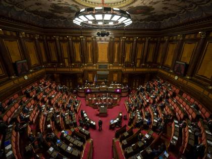 Maratona al Senato. Draghi incassa la fiducia: 262 i "sì". Ma i "no" sono 40