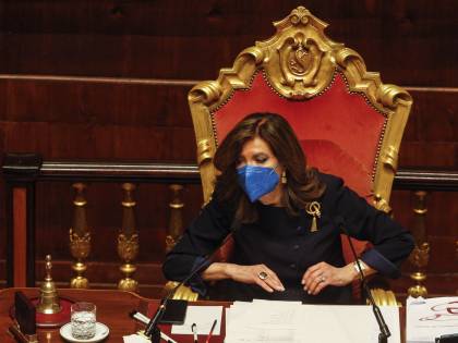 Il ritorno di Ciampolillo, chiede la parola ma la Casellati lo inchioda: "Sempre all'ultimo momento..."