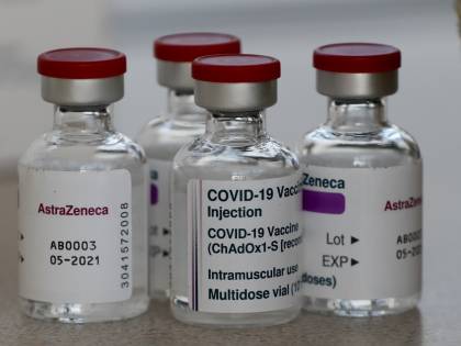A tutti la prima dose, poi vaccini autoprodotti. Il centrodestra spinge il nuovo piano: "Ma servono 4-6 mesi"