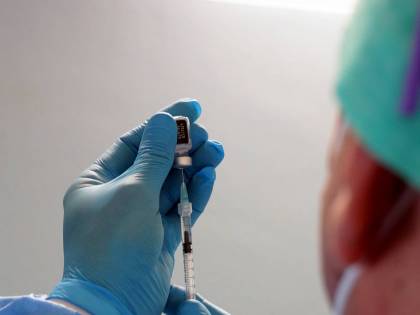 Roma, allerta tra i medici: 12 positivi dopo seconda dose