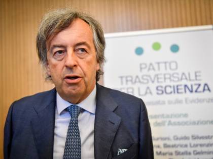 "Nausea dei virologi in tv", "Non tutti uguali": lite tra Muccino e Burioni