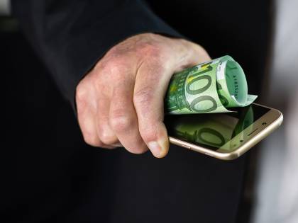 Via l'assegno per il cellulare? La lista dei bonus a rischio